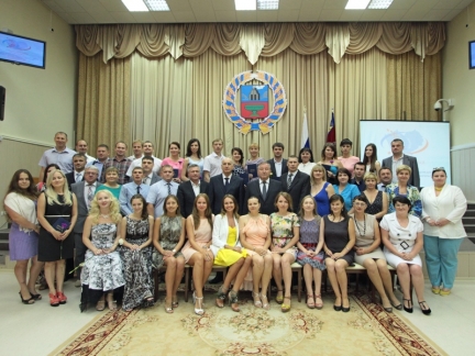 В Администрации Алтайского края состоялось вручение дипломов выпускникам Губернаторской программы 2013/2014 учебного года